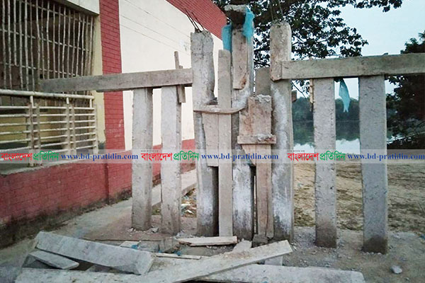 বগুড়ায় স্কুলে নির্মাণাধীন শহীদ মিনার ভাঙল দুর্বৃত্তরা