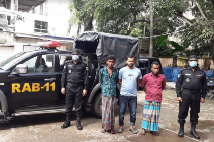 কাভার্ডভ্যান ও মোটরসাইকেলে মাদক সরবরাহ করতেন তারা
