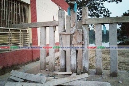 বগুড়ায় স্কুলে নির্মাণাধীন শহীদ মিনার ভাঙল দুর্বৃত্তরা