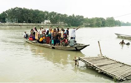 অর্ধশতাধিক গ্রামের মানুষের একমাত্র ভরসা নৌকা