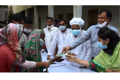 কুড়িগ্রামে বন্যায় ক্ষতিগ্রস্তদের নগদ অর্থ প্রদান