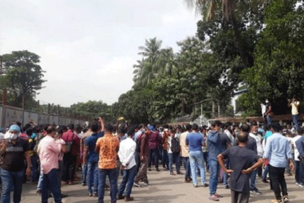 পররাষ্ট্র মন্ত্রণালয়ের সামনে মালয়েশিয়া প্রবাসীদের অবস্থান