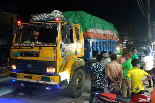 বগুড়ায় পাচারকালে দুই ট্রাক সার জব্দ, আটক ৪