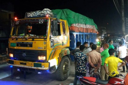 বগুড়ায় পাচারকালে দুই ট্রাক সার জব্দ, আটক ৪