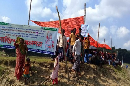 নবাবগঞ্জে জাতীয় উদ্যানে বাঁধ নির্মাণ প্রকল্প বন্ধের দাবিতে অনশন