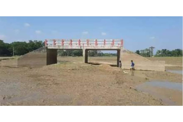 ব্রিজ আছে, নেই কোনো সংযোগ সড়ক!