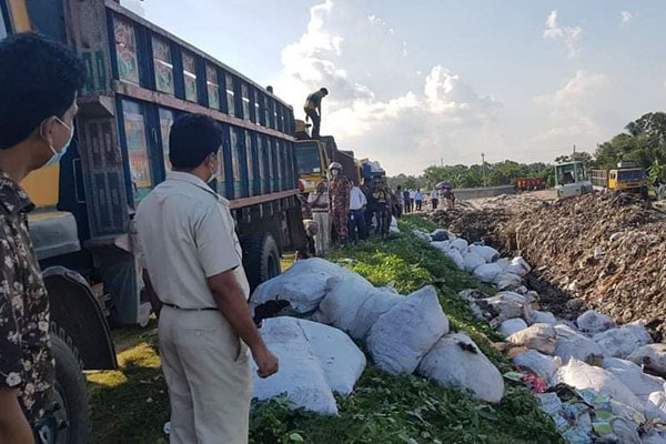 ৫০ টন পণ্য পুড়িয়ে ধ্বংস করেছে বেনাপোল কাস্টমস