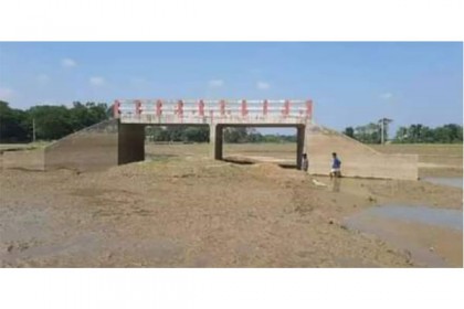 ব্রিজ আছে, নেই কোনো সংযোগ সড়ক!
