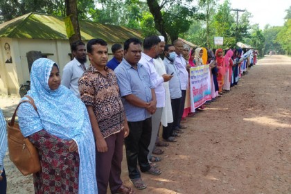কুড়িগ্রামে শিক্ষকের বিরুদ্ধে ষড়যন্ত্রের
প্রতিবাদে মানববন্ধন