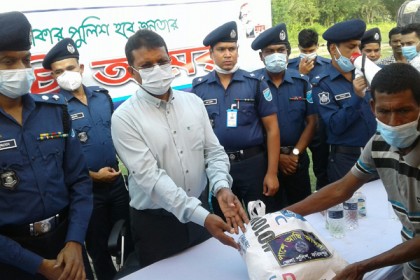 ফরিদপুরে বেদে পল্লীতে ডিআইজির ত্রাণ বিতরণ