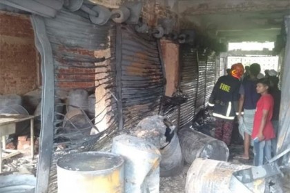 সেনবাগে অগ্নিকাণ্ডে ৯ দোকান পুড়ে ছাই
