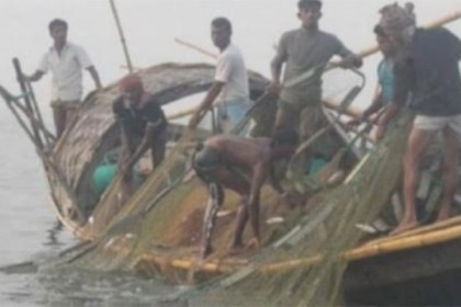 রাত পোহালেই ইলিশ আহরণে নামবে জেলেরা