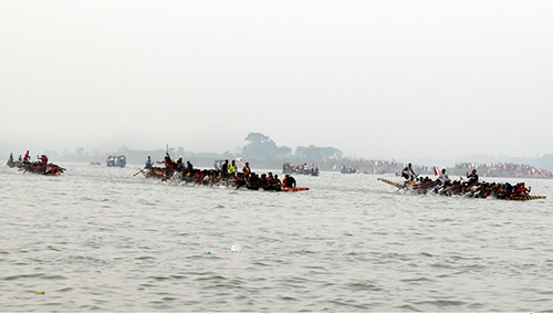 মাগুরায় মধুমতি নদীতে ‘বিহারী লাল শিকদার’ নৌকা বাইচ
