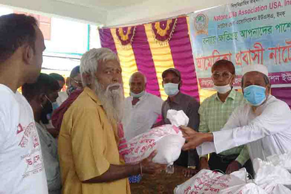 নাটোরে বন্যায় ক্ষতিগ্রস্তদের মাঝে ত্রাণ বিতরণ
