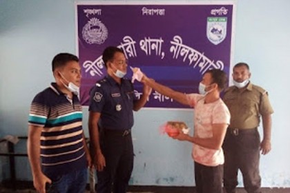 চুরি হওয়া গরু উদ্ধারে পুলিশের মাঝে মিষ্টি বিতরণ