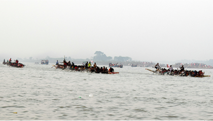 মাগুরায় মধুমতি নদীতে ‘বিহারী লাল শিকদার’ নৌকা বাইচ