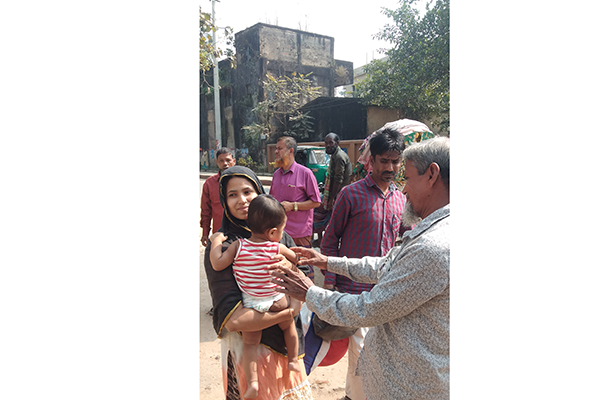 কারাগার থেকে মুক্তি পেয়ে দাদার কোলে সাত মাসের শিশু মাহাদী

