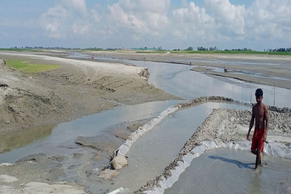 সোনাতলায় ৫ মিনিটের পথ অতিক্রম করতে হয় ৮ কিলোমিটার ঘুরে
