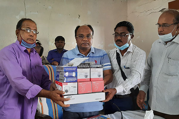 মোংলায় ইভটিজিং বন্ধে শিক্ষা প্রতিষ্ঠানে সিসি ক্যামেরা প্রদান