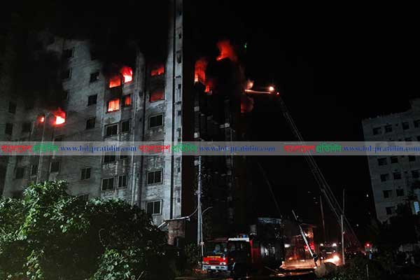 রাজধানীর কোনাপাড়ায় গোডাউনে আগুন, নিয়ন্ত্রণে কাজ করছে ১৩ ইউনিট
