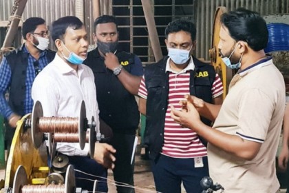 রাজধানীর যাত্রাবাড়ীতে নকল তার তৈরির কারখানায় অভিযান
