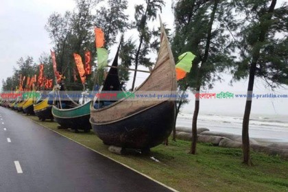 নিষেধাজ্ঞা শেষ, আবারও মাছ ধরতে নেমেছেন জেলেরা