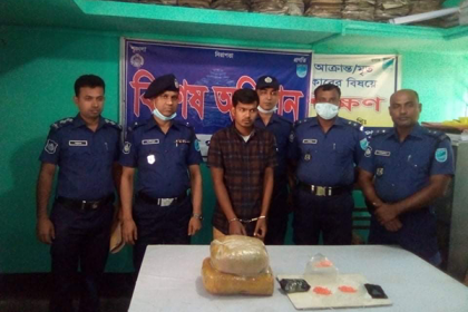 বোয়ালমারীতে ইয়াবা ও গাঁজাসহ মা-ছেলে গ্রেফতার
