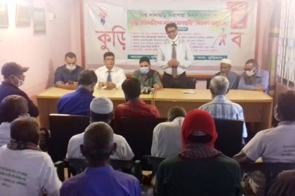 কুড়িগ্রামে দৃষ্টি প্রতিবন্ধীদের মাঝে সাদাছড়ি বিতরণ 