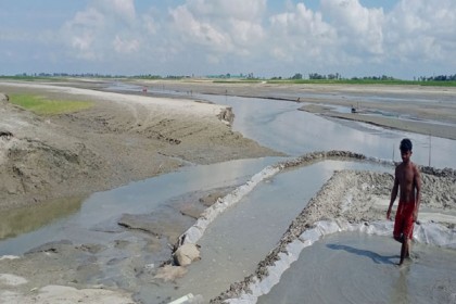 সোনাতলায় ৫ মিনিটের পথ অতিক্রম করতে হয় ৮ কিলোমিটার ঘুরে