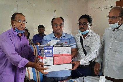 মোংলায় ইভটিজিং বন্ধে শিক্ষা প্রতিষ্ঠানে সিসি ক্যামেরা প্রদান