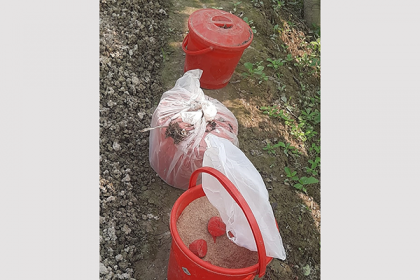 মুন্সীগঞ্জে পরিত্যক্ত অবস্থায় শতাধিক ককটেল উদ্ধার করেছে পুলিশ