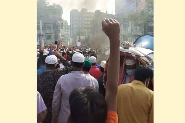ফতুল্লায় ১২ মসজিদের মুসল্লিদের বিক্ষোভ