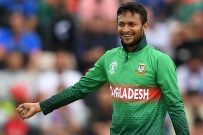 দেশে ফিরলেন সাকিব