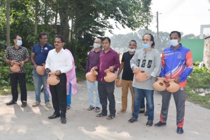 রাজবাড়ীতে পাখি রক্ষায় গাছে গাছে কলস