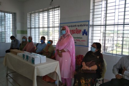 করোনা প্রতিরোধে বরগুনায় মাস্ক ও হ্যান্ড গ্লাভস বিতরণ