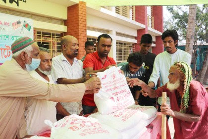 গুরুদাসপুরে বন্যায় ক্ষতিগ্রস্ত পরিবারের মাঝে ত্রাণ বিতরণ