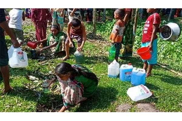 শ্রীমঙ্গলে লাইনচ্যুত ট্রেন থেকে তেল সংগ্রহের হিড়িক