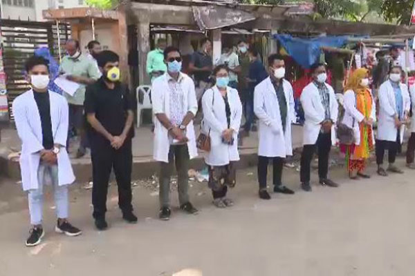 চার দফা দাবিতে কঠোর আন্দোলনের হুঁশিয়ারি মেডিকেল শিক্ষার্থীদের