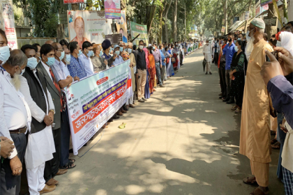 বোয়ালমারীতে করোনা সচেতনতা বাড়াতে মানববন্ধন
