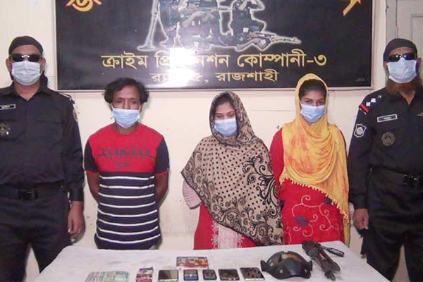তরুণীদের ব্লাকমেইল করে দেহ ব্যবসায় বাধ্য করার অভিযোগ 

