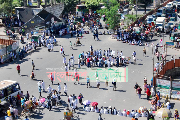 শাহবাগে মেডিকেল শিক্ষার্থীদের আবারও অবরোধ