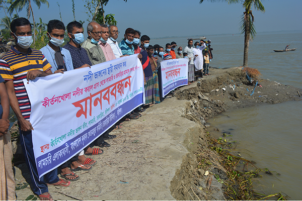 বরিশালে নদী ভাঙনরোধে পদক্ষেপ নিতে এলাকাবাসীর মানববন্ধন
