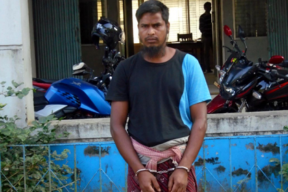 ফুলবাড়ী সীমান্তে অনুপ্রবেশের দায়ে ভারতীয় নাগরিক আটক