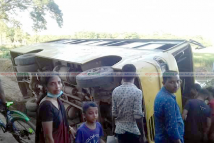 বিশ্বনাথে বাস উল্টে ২০ যাত্রী আহত