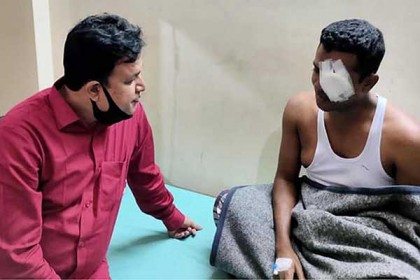 আহত পুলিশ সদস্যের খবর নিলেন এমপি মোশারফ