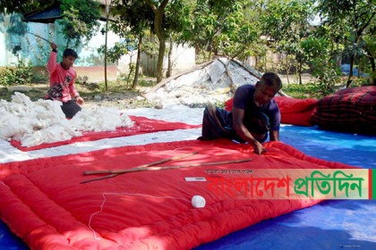 শীতের আগমনে লেপ-তোশক তৈরিতে ব্যস্ত কারিগররা
