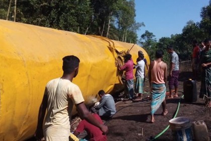 শ্রীমঙ্গলে আজও তেল সংগ্রহ করছেন এলাকাবাসী