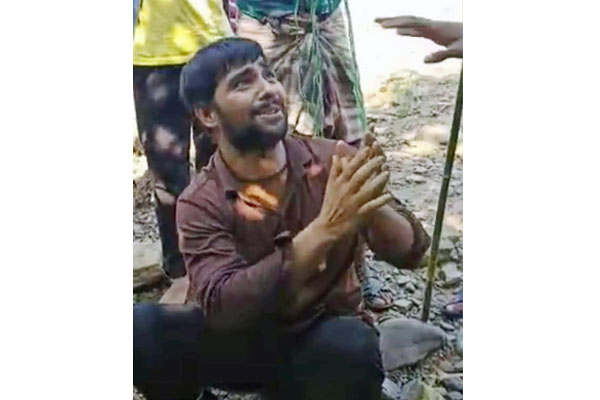 রায়হানের মতো হাতজোড় করে আকুতি জানিয়েছিল আকবর