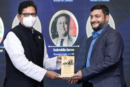 
ডা. তুষারকে 'ই-কমার্স মুভারস অ্যাওয়ার্ড' প্রদান 