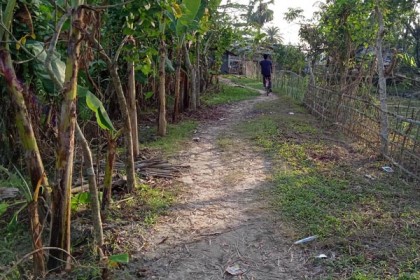 ঝালকাঠিতে সড়কের জন্য দুর্ভোগে হাজারো মানুষ